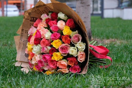 Букет из 51 розы Кения микс "Радужные розы"
